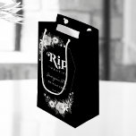 Petit Sac Cadeau Rip To My Twenties Black 30th Birthday Party<br><div class="desc">Célébrez votre anniversaire avec ce sac cadeau élégant,  avec des fleurs gothiques en noir et blanc,  cadre en forme de cercueil,  typographie rétro et détails personnalisés de votre choix. Ajoutez facilement vos propres détails en cliquant sur l'option "personnaliser".</div>