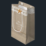 Petit Sac Cadeau Rustic Beach Starfish Dentelle Mariage personnalis<br><div class="desc">Un mariage rustique de plage avec étoiles de mer romantiques, jumeaux et dentelle blanche vintage sur un arrière - plan en toile de lin. Il s’agit d’amour, de romantisme et d’humeur naturelle et campagnarde. Tous les articles de cette collection peuvent être personnalisés pour votre événement spécial et ajouteraient une touche...</div>