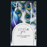 Petit Sac Cadeau Sacs-cadeaux Mariage Peacock<br><div class="desc">Ce petit sac cadeau élégant est doté d'une étonnante aquarelle en plumes de paon, ajoutant une touche de luxe à vos faveurs de mariage. Personnalisé avec le nom de la mariée et du marié et la date du mariage, ce sac magnifiquement conçu est parfait pour présenter des cadeaux réfléchis à...</div>