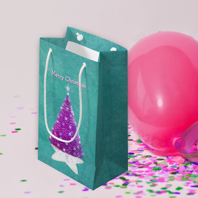 Petit Sac Cadeau Sapin de Noël rose scintillant Ornements argentés  (Pink Christmas tree silver stars on white rug on pretty teal Holiday gift bags.)