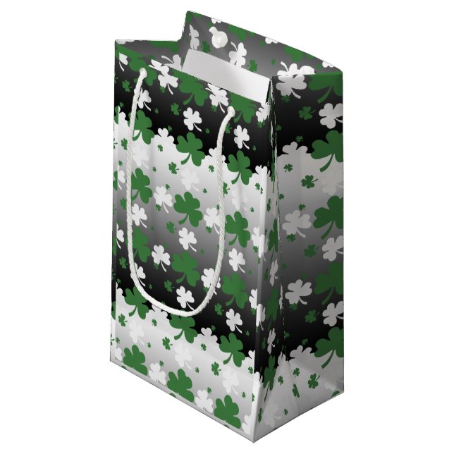 Petit Sac Cadeau Shamrock, vert et blanc sur terrain grisé (Devant Angle)