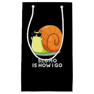 Petit Sac Cadeau Slomo Est Comment Je Passe Funny Snail Pun Dark BG
