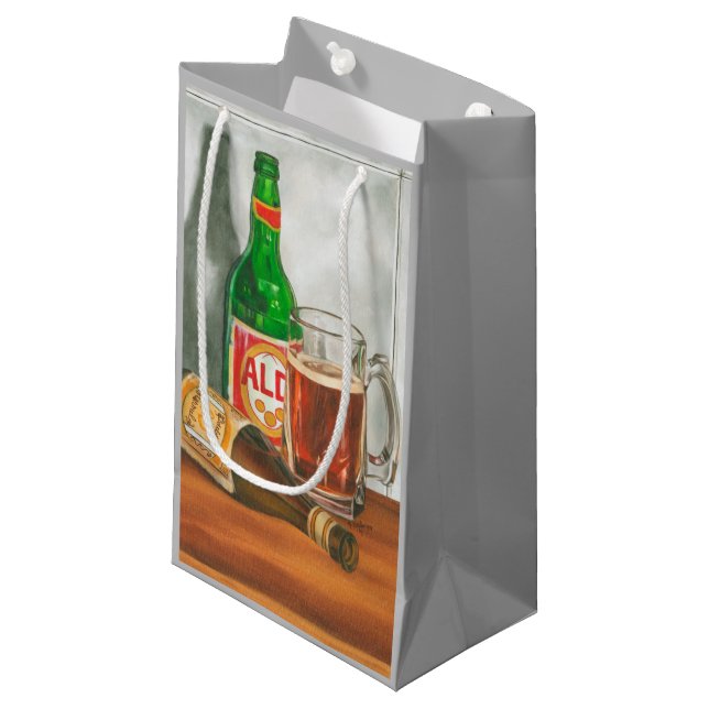 Petit Sac Cadeau Still Life with Beer par Jennifer Goldberger (Devant Angle)