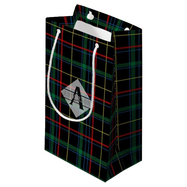Petit Sac Cadeau Tartan écossais Monogramme vert rouge noir (Devant Angle)