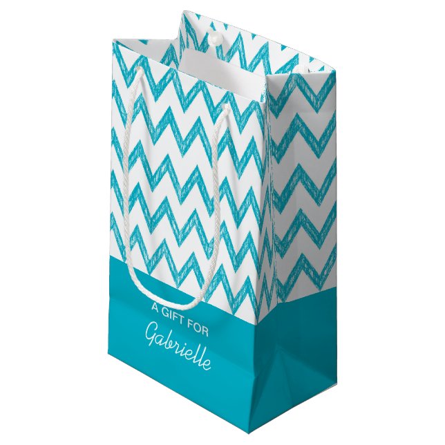 Petit Sac Cadeau Tendance Crayon Turquoise Chevron Zigzags Avec Nom (Devant Angle)