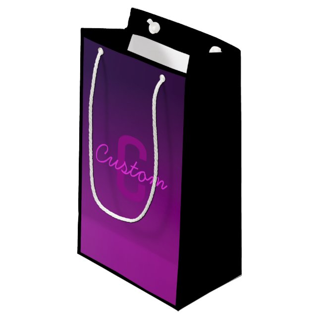 Petit Sac Cadeau Texte Monogrammé Moderne Éditable & Ombre Violet  (Devant Angle)
