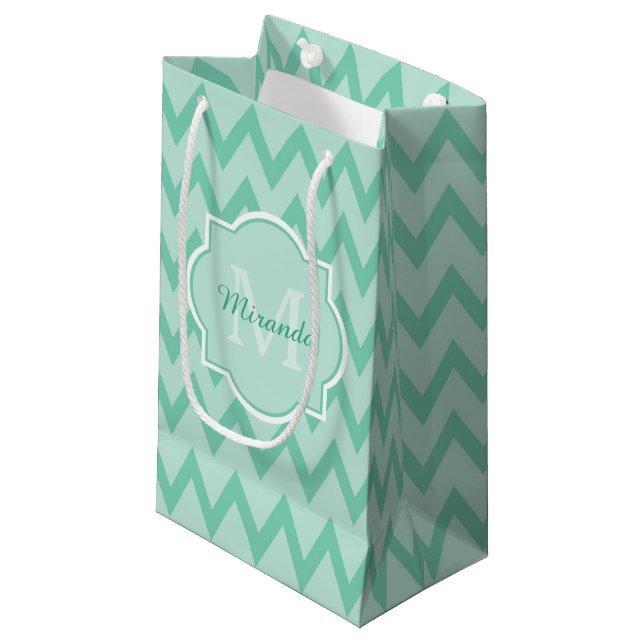 Petit Sac Cadeau Trendy Mint Green Chevron Zigzag Nom et Monogramme (Devant Angle)
