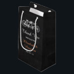 Petit Sac Cadeau Vélo Tandem Sur Chalkboard Mariage Favoriser<br><div class="desc">Ces sacs-cadeaux sont parfaits pour tout couple qui planifie une fête mariage romantique. Le design est composé d'un arrière - plan à effet de tableau de bord branché avec un design de moto en tandem mignon. Le simple modèle peut être personnalisé pour votre événement spécial et ferait l'article parfait pour...</div>