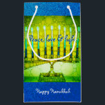 Petit Sac Cadeau Vert Bleu Paix Amour Lumière Hanoukka Menorah Bold<br><div class="desc">"Paix, amour et lumière." Une photo de fond illustrant une menorah d'art brillante, colorée, verte et jaune contre un faux arrière - plan de parties scintillant bleu vous aide à inaugurer les vacances de Hanoukka dans le style. Sentez la chaleur et la joie de la saison des Fêtes chaque fois...</div>