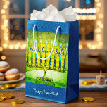 Petit Sac Cadeau Vert Bleu Paix Amour Lumière Hanoukka Menorah Bold<br><div class="desc">"Paix, amour et lumière." Une photo de fond illustrant une menorah d'art brillante, colorée, verte et jaune contre un faux arrière - plan de parties scintillant bleu vous aide à inaugurer les vacances de Hanoukka dans le style. Sentez la chaleur et la joie de la saison des Fêtes chaque fois...</div>