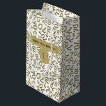 Petit Sac Cadeau Votre texte : 70th Birthday Gold Number 70 Motif<br><div class="desc">Personnalisez facilement l'étiquette d'or et "Joyeux 70e anniversaire" avec le modèle texte fourni. Cette conception est un motif de nombres Random or et blanc avec le numéro de jalon 70 répété dans des tailles et angles variés dans une impression tout-en-un. Il y a une bande d'or et une étiquette-cadeau, imprimée...</div>