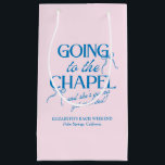 Petit Sac Cadeau Week-end d'enterrement de vie de jeune fille au Ch<br><div class="desc">La collection de demoiselles d'honneur "Going to the Chapel" allie charme ludique et style de mariage classique. Avec un fond rose doux associé à une typographie bleue audacieuse, cette suite capture l'excitation d'une future mariée qui se dirige vers l'autel. Des illustrations délicates de nœuds et un mélange de polices élégantes...</div>