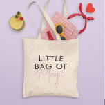 Petit sac de citation moderne minimaliste magique<br><div class="desc">Ce sac fourre-tout est un accessoire élégant et fonctionnel qui combine le meilleur des deux mondes : une typographie ludique et ludique avec un design minimaliste qui le rend polyvalent et facile à porter avec n'importe quelle tenue et ajoute une touche de sophistication et d'élégance à l'ensemble. Le design typographique...</div>