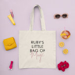 Petit sac sur mesure minimaliste magique moderne<br><div class="desc">Ce sac fourre-tout est un accessoire élégant et fonctionnel qui combine le meilleur des deux mondes : une typographie ludique et ludique avec un design minimaliste qui le rend polyvalent et facile à porter avec n'importe quelle tenue et ajoute une touche de sophistication et d'élégance à l'ensemble. Le design typographique...</div>