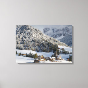 Petit village alpin dans la toile de neige