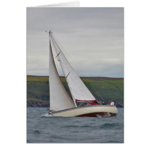 Petit yacht navigant dur