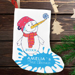 Petite Chaussette De Noël 1er Noël joli Snowman Dessin de flocon de neige<br><div class="desc">1er Noël Joli Snowman Snowflake Dessin Noël Stocking. Un mignon bonhomme de neige avec un flocon de neige sur le nez. L'arrière - plan est un splash bleu avec des flocons blancs. Personnalisez facilement avec votre nom et votre année de naissance.</div>