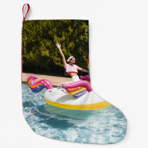 Petite Chaussette De Noël 2 enfants à bord d'un bateau pneumatique blanc et