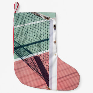 PETITE CHAUSSETTE DE NOËL A FOCUSED SHOT OF A POST ON ONE SIDE OF A TENNIS N