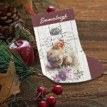 Petite Chaussette De Noël Agritourisme Floral Leghorn Poulet<br><div class="desc">Jolie poule de Leghorn et sa poussette derrière un bouquet de fleurs violet et rose clair. Ferme,  vintage,  victorienne,  signalétique sur un arrière - plan usé,  blanc,  en bois. Idéal pour une ferme rustique ou une ambiance de Noël à la campagne française.</div>
