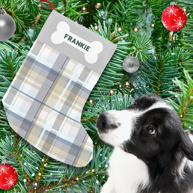 Petite Chaussette De Noël Ajouter le nom de votre animal de compagnie Festiv (A Christmas stocking for your dog, with gray plaid pattern. Add your pet's name in the bone shape)