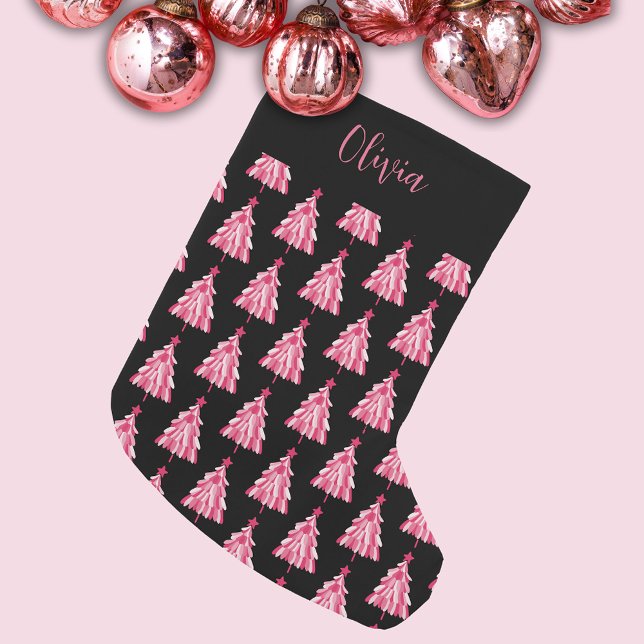 Petite Chaussette De Noël Arbre de Noël rose (Modern Christmas stocking with personalized name in pink and black christmas tree design.)