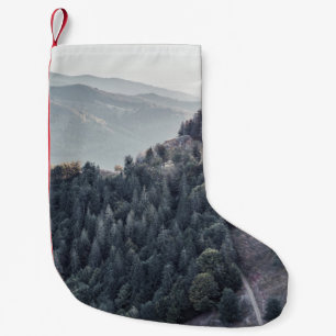 PETITE CHAUSSETTE DE NOËL ARBRES VERTS SUR LA MONTAGNE