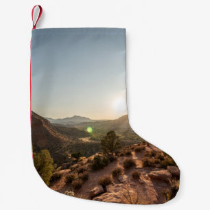 PETITE CHAUSSETTE DE NOËL ARBRES VERTS SUR MONTAGNE BROWN EN JOURNÉE