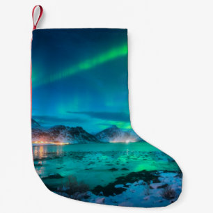 Petite Chaussette De Noël Aurora borealis over the sea coast, snowy mountain
