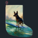 Petite Chaussette De Noël Australian Kelpie Beach Surf Paining<br><div class="desc">Plongez dans le monde ludique de l'aventure canine avec cette peinture captivante. Un chien en ébullition se rend aux vagues, chevauchant habilement le surf sur une plage baisée par le soleil. L'oeuvre d'art vibrante capte magnifiquement l'essence de l'excitation au bord de la plage tandis que le chien court sans crainte...</div>
