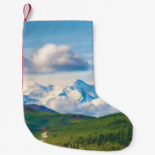 Petite Chaussette De Noël Avec ses immenses montagnes et entouré d'une merve