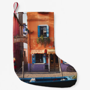 PETITE CHAUSSETTE DE NOËL BATEAU BLEU SUR LA RIVIÈRE PRÈS DE L'ÉDIFICE OR