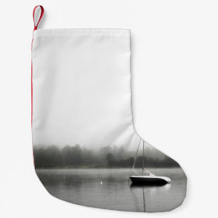 PETITE CHAUSSETTE DE NOËL BATEAU NOIR ET BLANC SUR LE LAC