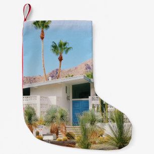 PETITE CHAUSSETTE DE NOËL BÂTIMENT EN BÉTON BLANC ET BLEU PRÈS DES ARBRES VE