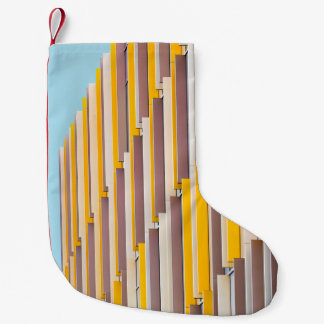 PETITE CHAUSSETTE DE NOËL BÂTIMENT EN BÉTON JAUNE EN JOURNÉE