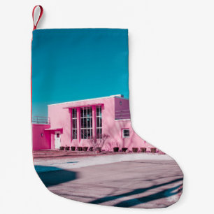 Petite Chaussette De Noël Bâtiment en béton rose dans un ciel bleu clair
