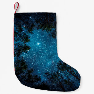 Petite Chaussette De Noël Beau ciel nocturne, la Voie Lactée et les arbres.