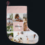 Petite Chaussette De Noël Bébé Fille Blush rose moderne Collage photo<br><div class="desc">Ce collage photo élégant et moderne bas de Noël de petite fille dispose d'un espace pour vous d'ajouter vos propres photos,  et d'ajouter un nom et une initiale. Ce montage photo simple et branché de couleur rose vif est le cadeau parfait pour le premier Noël de votre bébé.</div>