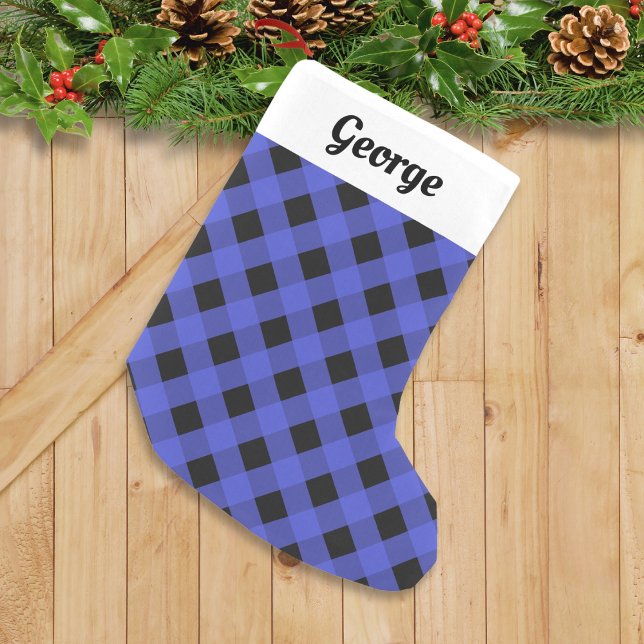Petite Chaussette De Noël Bleu Buffalo Plaid Rustique Personnalisé (A festive Christmas stocking with blue buffalo plaid pattern and custom name on white panel at top)