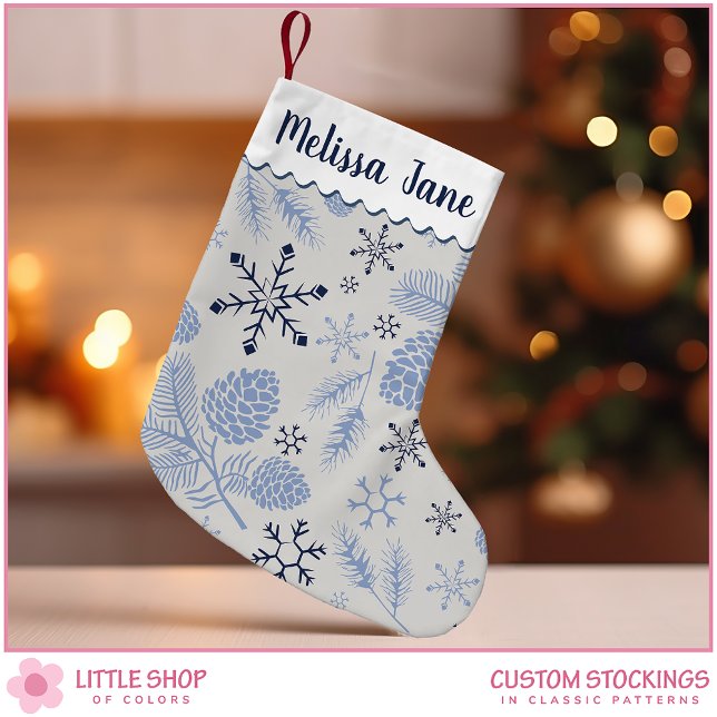 Petite Chaussette De Noël Blue Snowflakes Pinecones Monogramme personnalisab (Créateur téléchargé)