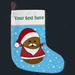Petite Chaussette De Noël Bonne Pomme de terre de Noël personnalisée<br><div class="desc">Festive pomme de terre brune joyeuse portant un chapeau et un costume de Père Noël rouge et blanc et arborant une barbe et une moustache blanche amusante. L'arrière - plan est bleu et parsemé de flocons de neige blancs et moelleux.</div>
