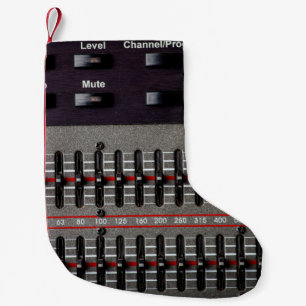 Petite Chaussette De Noël Boutons sur un mixeur de son dans un studio d'enre