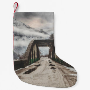 PETITE CHAUSSETTE DE NOËL BRIDE ARCHE EN BÉTON GRIS PRÈS DE L'ARBRE SANS FEU
