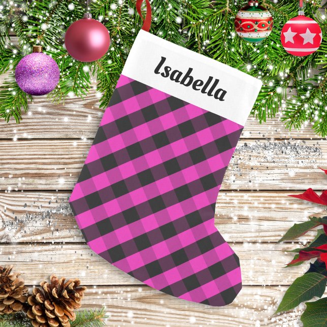 Petite Chaussette De Noël Buffle rose personnalisé Plaid Check Rustique (A Christmas stocking with pink and black buffalo plaid pattern. Personalize with a name at the top.)