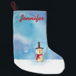 Petite Chaussette De Noël Cadeau de Noël personnalisé Snowman<br><div class="desc">Un bas de Noël personnalisé avec une jolie illustration de bonhomme de neige. Il porte un casquette de fourche noir, tient une pipe à base de maïs classique et porte une écharpe rouge. Debout dans la neige blanche et froide, souriant et saluant. L'arrière - plan est composé d'un ciel d'aquarelle...</div>