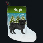 Petite Chaussette De Noël Carlin noir mignon caricature Chien Snowy Winter F<br><div class="desc">L'illustration originale de Destei d'un mignon chien de race Carlin couleur manteau noir. Le chien est placé dans une scène hivernale avec trois sapins verts et la chute de neige. L'arrière - plan est un dégradé bleu à blanc qui donne un aspect froid d'hiver. Il y a aussi une ligne...</div>