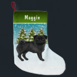 Petite Chaussette De Noël Carlin noir mignon caricature Chien Snowy Winter F<br><div class="desc">L'illustration originale de Destei d'un mignon chien de race Carlin couleur manteau noir. Le chien est placé dans une scène hivernale avec trois sapins verts et la chute de neige. L'arrière - plan est un dégradé bleu à blanc qui donne un aspect froid d'hiver. Il y a aussi une ligne...</div>