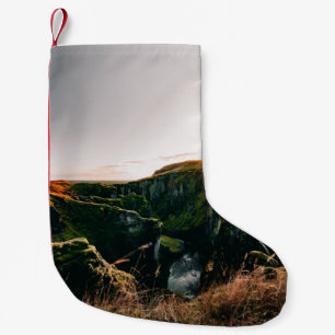 PETITE CHAUSSETTE DE NOËL CHAMP ET MONTAGNE VERTS EN PLEIN JOUR