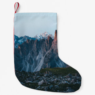 PETITE CHAUSSETTE DE NOËL CHAMP VERT PRÈS DE LA MONTAGNE