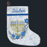 Petite Chaussette De Noël Chanukkah Dreidel bougies personnalisées Hanoukka<br><div class="desc">"Brillant cet Hanoukka avec nos bas sur le thème de la Menorah. Célébrez le Festival des Lumières dans le style avec l'élégante Star of David designs. Ces bas Chanukkah bleus et blancs et festifs sont parfaits pour ajouter une touche supplémentaire de la tradition Judaïque à votre décor de vacances. Éclairer...</div>
